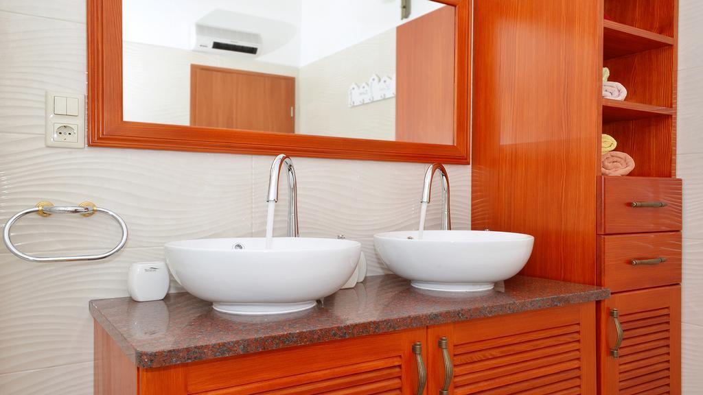 טרוגיר Gem Of The Sea Luxury Beach Apartment With Brand New Heating Infinity Pool מראה חיצוני תמונה