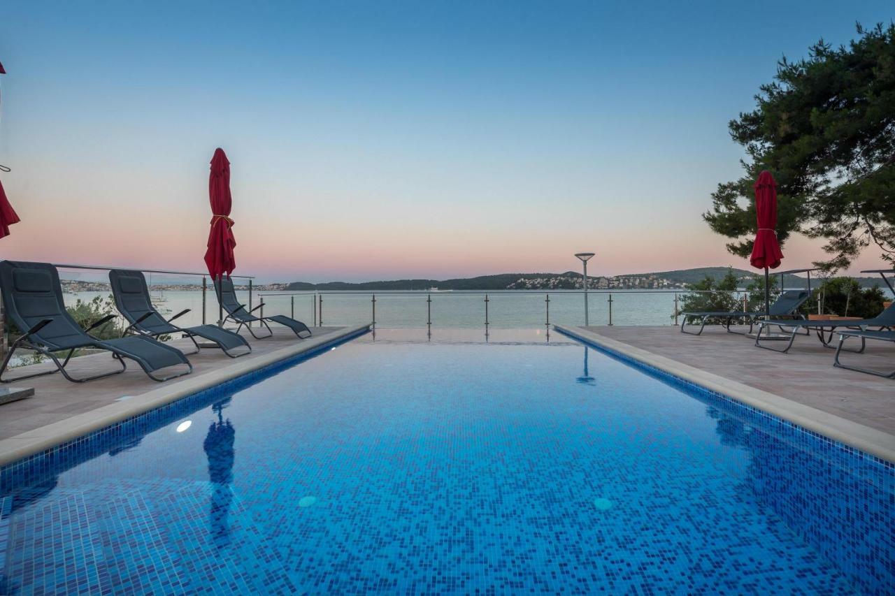טרוגיר Gem Of The Sea Luxury Beach Apartment With Brand New Heating Infinity Pool מראה חיצוני תמונה
